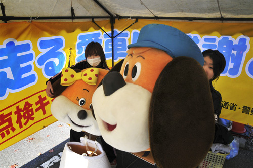 てんけんくんとせいびちゃん　2009年度の山梨県軽自動車まつりの中味は女子２人でした！　　山梨県軽自動車協会