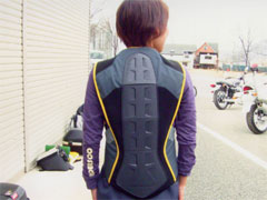 グッドライダーミーティング　ボディ・プロテクターを装着した女性ライダー
